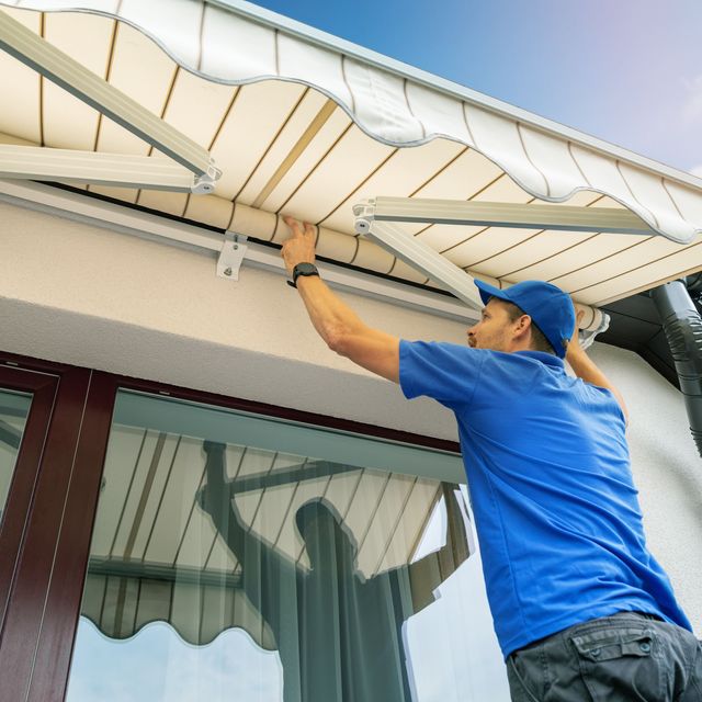 Trabajador reparando toldo