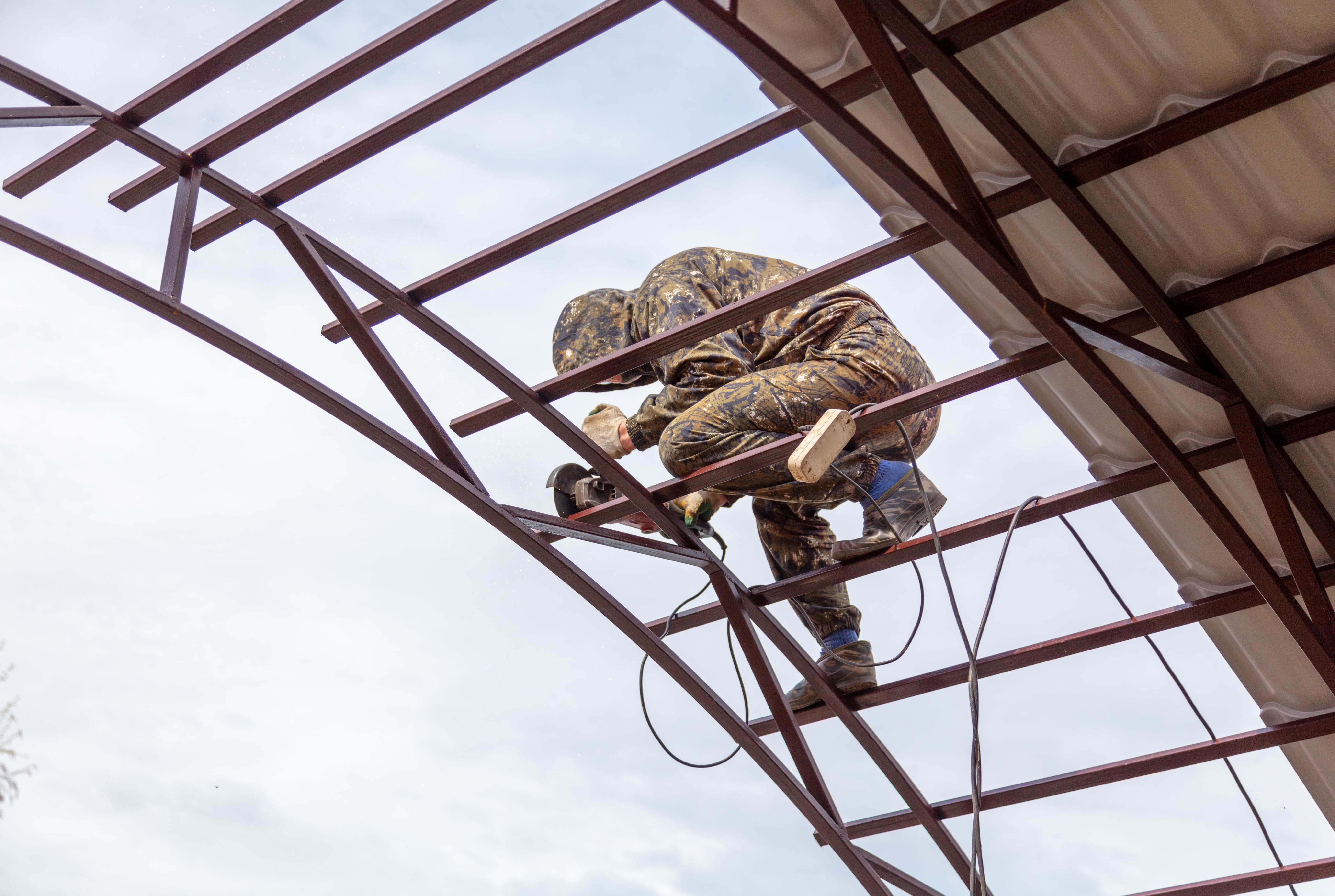 Trabajador soldando pérgola